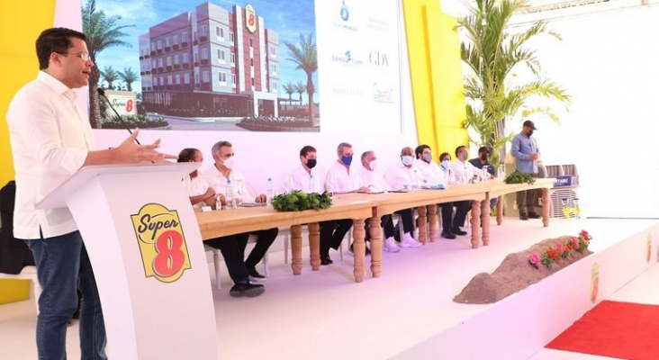 Presidencia y Turismo anuncia construcción de Súper 8 en Manzanillo y Montecristi