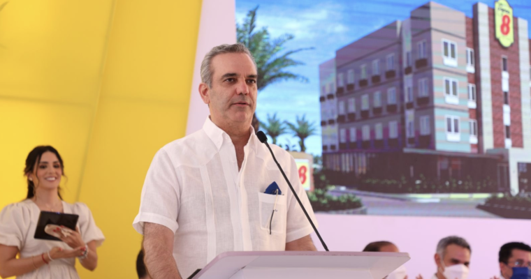 Presidente Abinader asiste a inicio de construcción Hotel Super 8 en Montecristi
